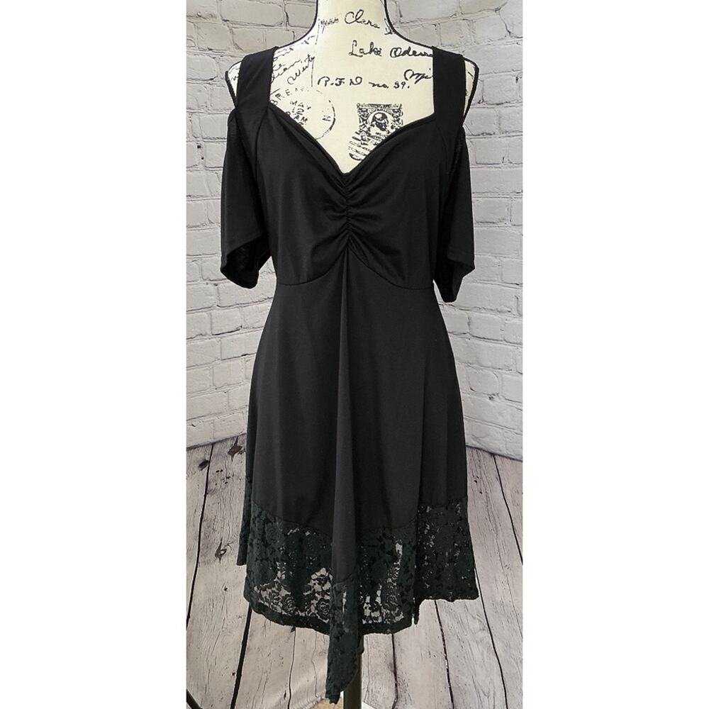 Nextmia Women’s Black Cold Shoulder Swing Tunic Top (Size 20)